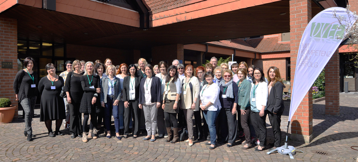 Interssierte Teilnehmer lauschen den Vorträgen