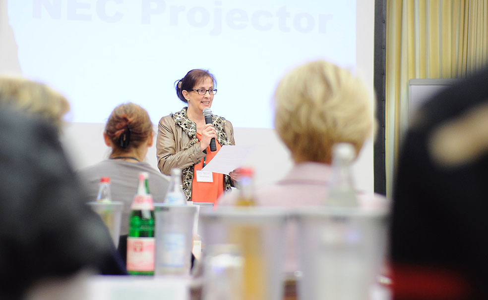 Interssierte Teilnehmer lauschen den Vorträgen